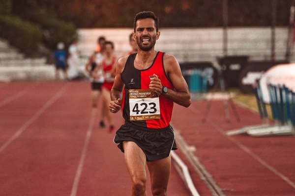 How do athletes engage with their fan base through virtual reality experiences?